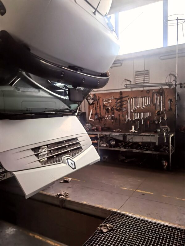 Naprawa samochodu ciężarowego