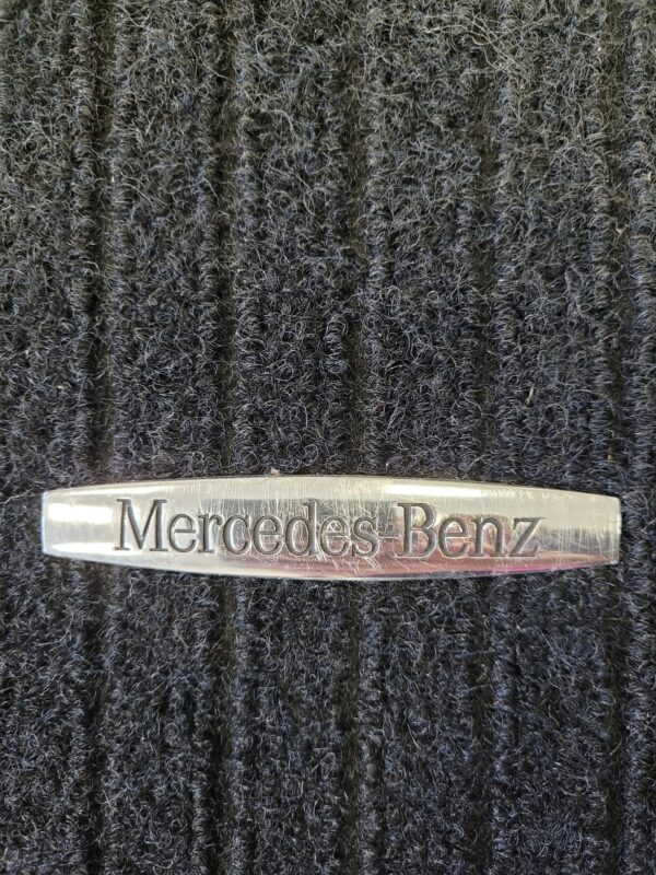 MERCEDES DYWANIK PODŁOGOWY PRZÓD A2046840603