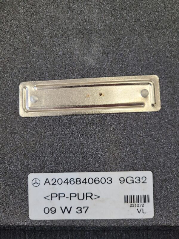 MERCEDES DYWANIK PODŁOGOWY PRZÓD A2046840603