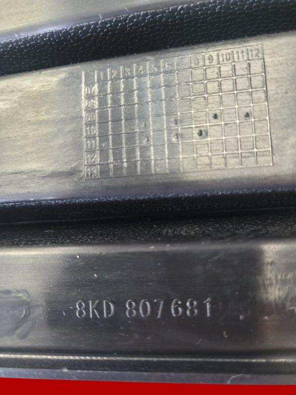 AUDI A4 B8 atrapa zaślepka kratka halogenu Lewa 133727-1 8KD807681